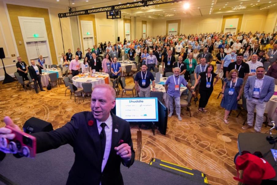 Red Boswell takes a selfie with franchise experts at the IFPG Retreat, a top franchise event.